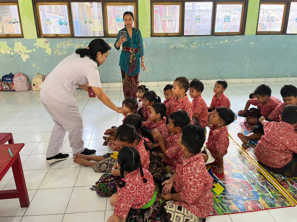 KEGIATAN PEMBERIAN OBAT CACING DI TK KUMARA STANA KELURAHAN KAPAL